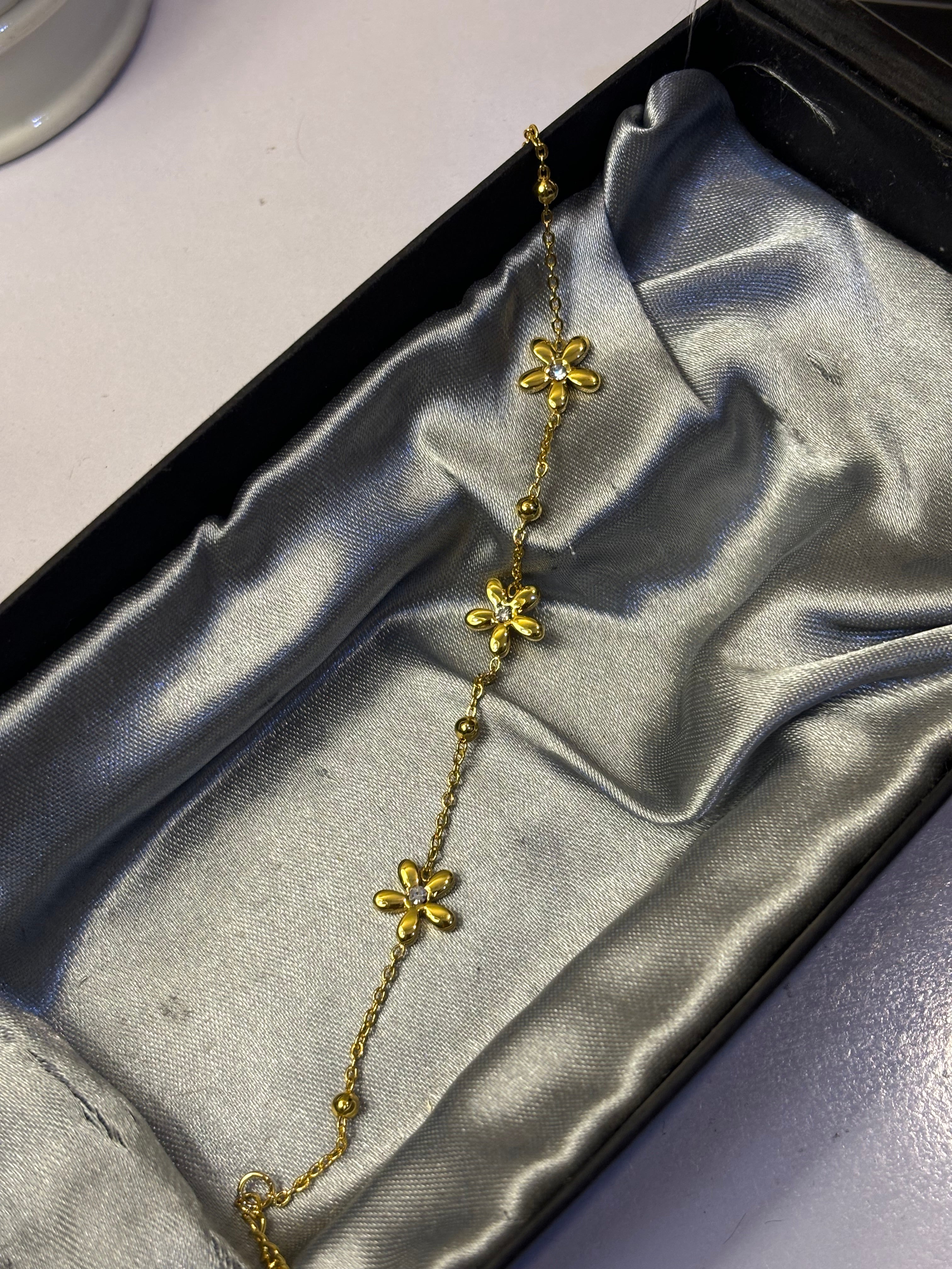 Stainless steel flower bracelet